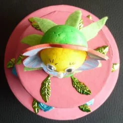 Geldgeschenkverpackung zweistöckige Torte mit Tontopffigur Blume- pink-blau