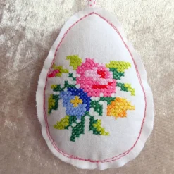 Genähte Osteranhänger für den Osterstrauß mit aufgesticktem Kreuzstichmuster – Upcycling