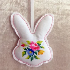 Genähte Osteranhänger für den Osterstrauß mit aufgesticktem Kreuzstichmuster – Upcycling