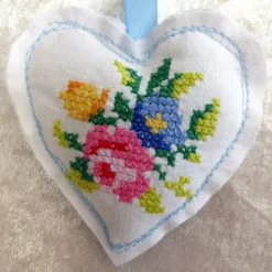 Genähte Osteranhänger für den Osterstrauß mit aufgesticktem Kreuzstichmuster – Upcycling