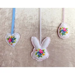 Genähte Osteranhänger für den Osterstrauß mit aufgesticktem Kreuzstichmuster – Upcycling