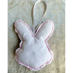 Genähter Osterhase für den Osterstrauß mit aufgenähtem Blumenmuster – Upcycling & Handarbeit