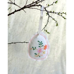 Genähtes Osterei für den Osterstrauß mit aufgesticktem Blumenmuster – Upcycling