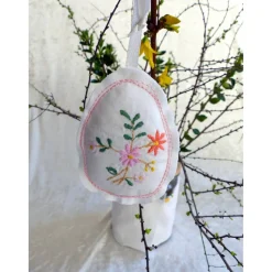 Genähtes Osterei für den Osterstrauß mit aufgesticktem Blumenmuster – Upcycling