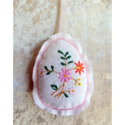 Genähtes Osterei für den Osterstrauß mit aufgesticktem Blumenmuster – Upcycling