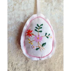 Genähtes Osterei für den Osterstrauß mit aufgesticktem Blumenmuster – Upcycling