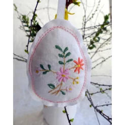 Genähtes Osterei für den Osterstrauß mit aufgesticktem Blumenmuster – Upcycling