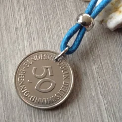 Geschenk / Kette mit einem alten 50-Pfennig-Stück von 1975