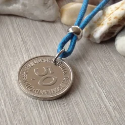 Geschenk / Kette mit einem alten 50-Pfennig-Stück von 1975