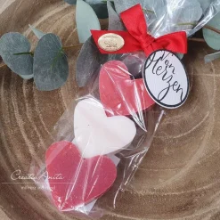 Geschenk - Mitbringsel mit 3 Seifenherzen aus Schafmilch "ROT-WEIß" mit handgestempeltem Anhänger "von Herze