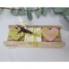 Geschenk Schafmilchseifen in Holzverpackung mit Seifenherzen grün-weiß-rosa