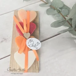 Geschenk Seifen-Herzen aus Schafmilch auf Holz - ORANGE-ROT