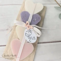 Geschenk Seifen-Herzen aus Schafmilch auf Holz - PASTELL