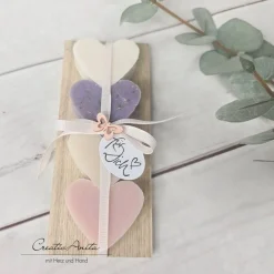 Geschenk Seifen-Herzen aus Schafmilch auf Holz - PASTELL