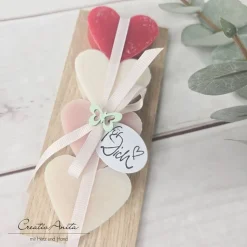Geschenk Seifen-Herzen aus Schafmilch auf Holz - ROT
