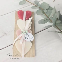 Geschenk Seifen-Herzen aus Schafmilch auf Holz - ROT
