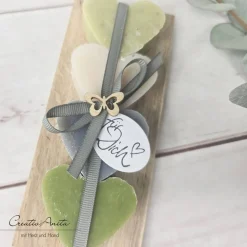 Geschenk Seifen-Herzen aus Schafmilch auf Holz - NATUR