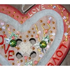 Geschenk Valentinstag LOVE abstrakt gestaltetes Herz aus Holz in Knopfoptik mit Acrylfarbe im Shabby-Stil gestaltet