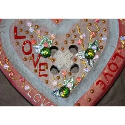 Geschenk Valentinstag LOVE abstrakt gestaltetes Herz aus Holz in Knopfoptik mit Acrylfarbe im Shabby-Stil gestaltet
