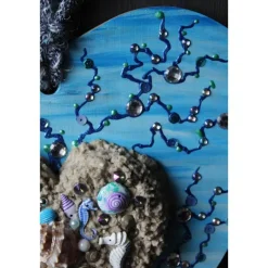 Geschenk zu Muttertag Valentinstag STRANDSPAZIERGANG maritime Collage, abstrakt gestaltet auf herzförmigem Bambusbrett