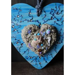 Geschenk zu Muttertag Valentinstag STRANDSPAZIERGANG maritime Collage, abstrakt gestaltet auf herzförmigem Bambusbrett