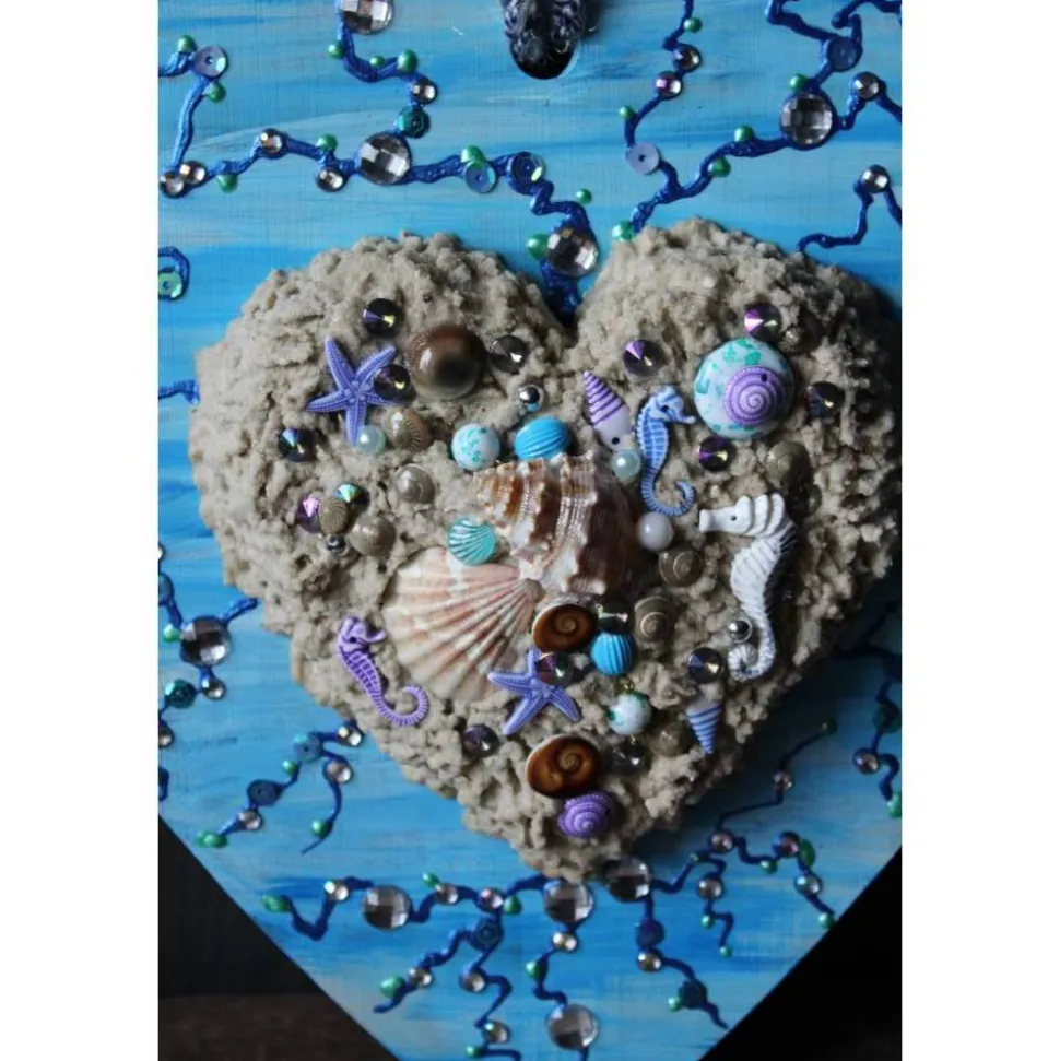 Geschenk zu Muttertag Valentinstag STRANDSPAZIERGANG maritime Collage, abstrakt gestaltet auf herzförmigem Bambusbrett