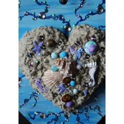 Geschenk zu Muttertag Valentinstag STRANDSPAZIERGANG maritime Collage, abstrakt gestaltet auf herzförmigem Bambusbrett