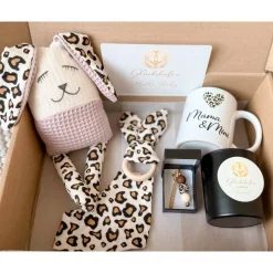 Geschenk zur Geburt Mama & Baby | Handmade Set mit Kuscheltier, Tasse & Kerze | Liebevolle Geschenkbox „Hallo Baby“