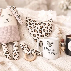 Geschenk zur Geburt Mama & Baby | Handmade Set mit Kuscheltier, Tasse & Kerze | Liebevolle Geschenkbox „Hallo Baby“