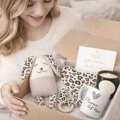 Geschenk zur Geburt Mama & Baby | Handmade Set mit Kuscheltier, Tasse & Kerze | Liebevolle Geschenkbox „Hallo Baby“