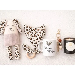 Geschenk zur Geburt Mama & Baby | Handmade Set mit Kuscheltier, Tasse & Kerze | Liebevolle Geschenkbox „Hallo Baby“