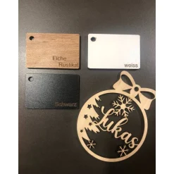 Geschenkanhänger,Christbaumanhänger, Christbaumschmuck, Weihnachtsanhänger aus Holz im 4-er Set, verschiedene Farben