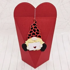 Geschenkbox Herz rot mit Wichtelanhänger – Romantische Geschenkidee für Verliebte