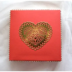 Geschenkbox mit Deckel rot-gold mit Herzmotiv (Nr. 1)