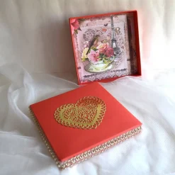 Geschenkbox mit Deckel rot-gold mit Herzmotiv (Nr. 1)