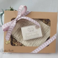 Geschenkbox mit Duschseife Schneerose und Seifensäckchen mit Peelingeffekt - Geschenk für junge Mädchen - Geschenkset