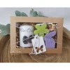 Geschenkbox mit handverzierter Kerze "Frohe Ostern" und Schafmilchseifen Hase (Lavendel) und Blume - Osterkerze