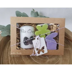 Geschenkbox mit handverzierter Kerze "Frohe Ostern" und Schafmilchseifen Hase (Lavendel) und Blume - Osterkerze