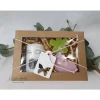 Geschenkbox mit handverzierter Kerze "Frohe Ostern" und Schafmilchseifen Hase (Magnolie) und Blume - Osterkerze