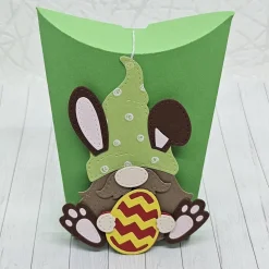 Geschenkbox Ostern mit Hasenwichtel grün/braun & Osterei – originelle Osterverpackung