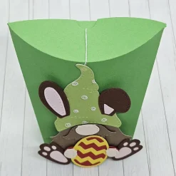 Geschenkbox Ostern mit Hasenwichtel grün/braun & Osterei – originelle Osterverpackung