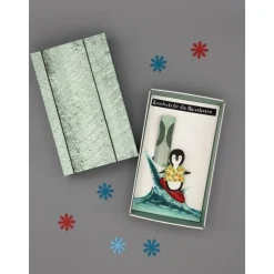 Geschenkbox Reisegeld: Surfender Pinguin als origineller Urlaubszuschuss