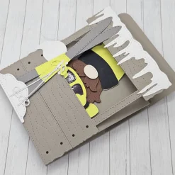 ​Geschenkbox Ski-Wichtel neongelb | Handgefertigt | Box für Geldgeschenke & Gutscheine | Abnehmbarer Anhänger