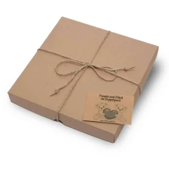 Geschenkbox weiß Größe M 22 x 22 3 cm mit Jutegarn und Karte nach Wahl ==><noscript><img width=