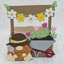 Geschenkbox Wichtelbox Gartenarbeit – Handgemachte Geschenkverpackung mit Wichtel & Schubkarre