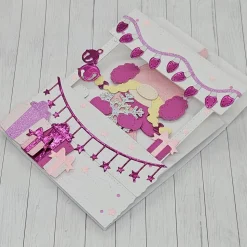 Geschenkbox "Winter-Wichteline in Pink & Rosa" | Handgemachte Verpackung mit abnehmbarem Wichtel-Anhänger & Lichterkette