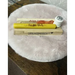 Geschenke Leiste mit Kerze, Stabkerzenhalter und einem Reagenzglas für ein Geldgeschenk