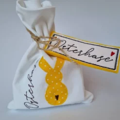 Geschenkesäckchen mit passendem Label für Ostern - OSTERHASE - in gelb mit weißen Pünktchen von he-ART by helen hesse