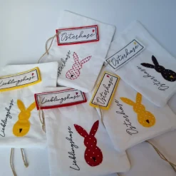Geschenkesäckchen mit passendem Label für Ostern - OSTERHASE - in gelb mit weißen Pünktchen von he-ART by helen hesse