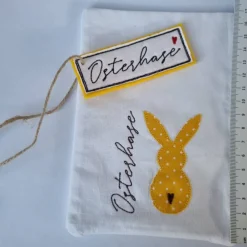 Geschenkesäckchen mit passendem Label für Ostern - OSTERHASE - in gelb mit weißen Pünktchen von he-ART by helen hesse